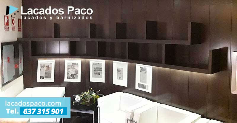 Lacado de estanterías y forrado de madera en pared