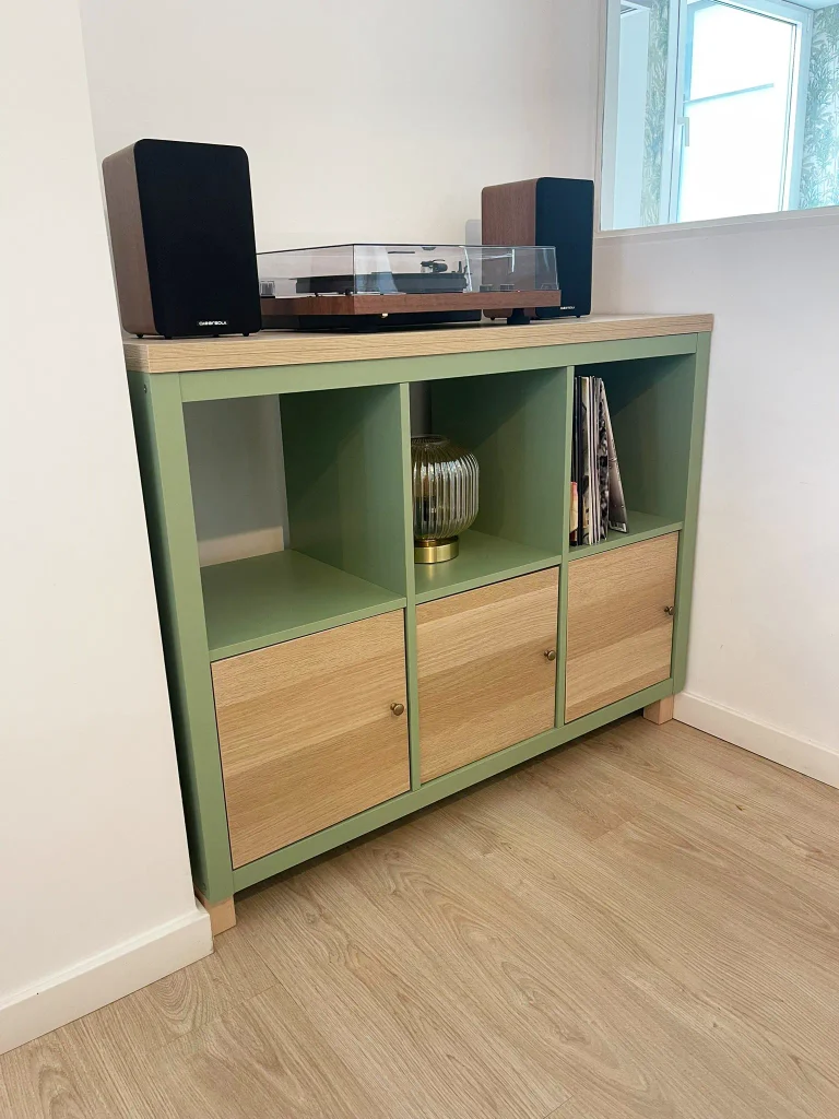 Mueble lacado en verde con cajones de madera
