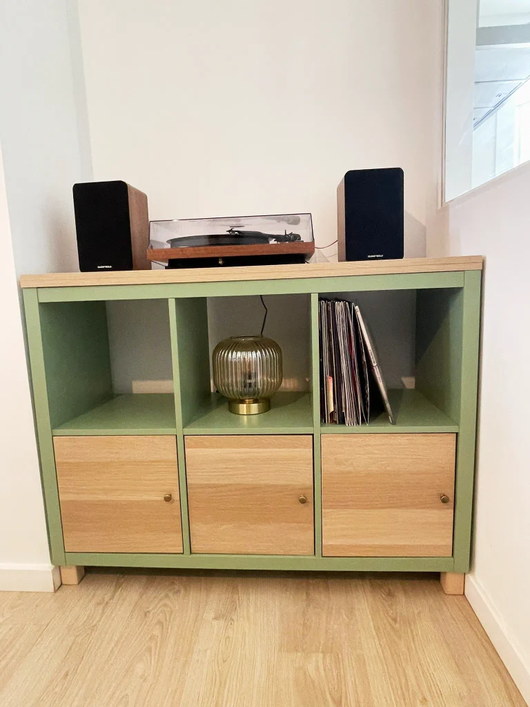 Mueble de madera lacado en verde en Alicante