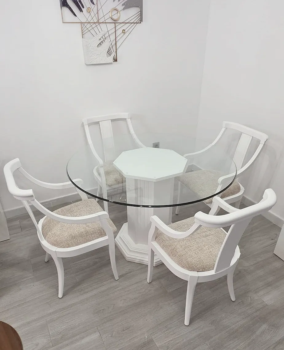 lacado de mesa de cristal y sillas tapizadas antiguas en blanco